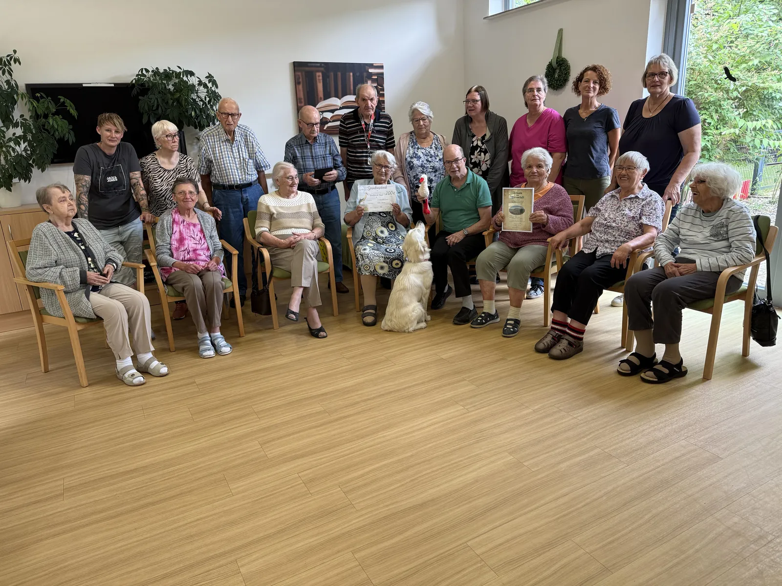 Gruppenfoto von Gästen und Team beim Sommerfest