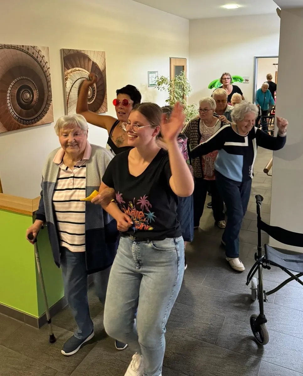 Polonaise durch den Flur beim Sommerfest